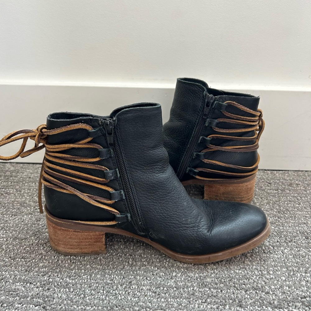 KORKS. Black Leather Ankle Boots with Brown Accents